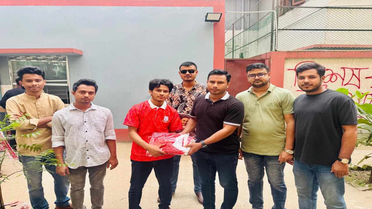 বিশ্ববিদ্যালয় দিবস উপলক্ষে জবি ফুড কার্ট স্টাফদের জার্সি উপহার ছাত্রদল নেতা শাহরিয়ারের