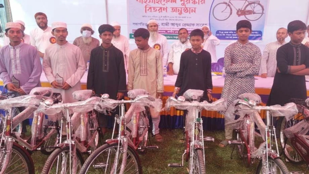 টানা ৪০ দিন জামায়াতে নামাজ পড়ায় শিক্ষার্থীদের মাঝে...