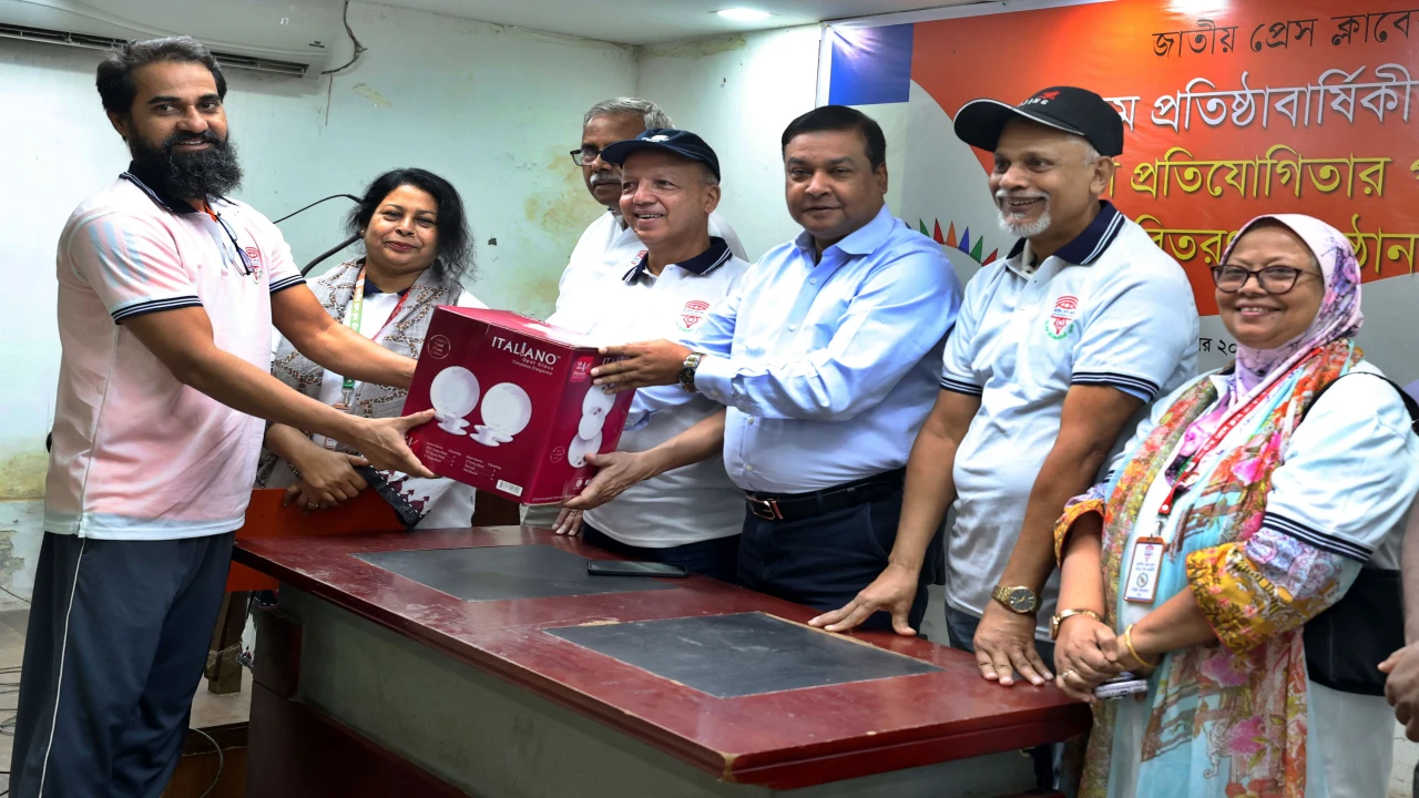 জাতীয় প্রেস ক্লাবের ৭১তম প্রতিষ্ঠাবার্ষিকীর ম্যারাথন প্রতিযোগিতার পুরস্কার বিতরণী