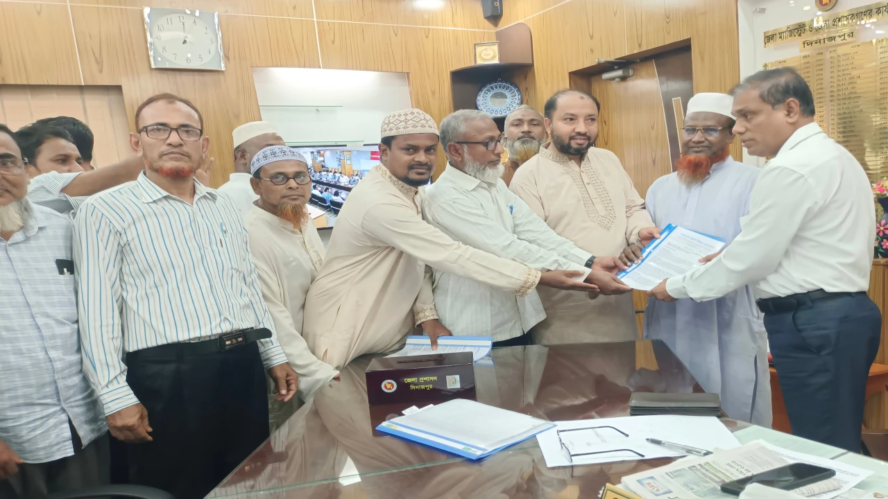 শিক্ষকদের ৭ দফা দাবিতে দিনাজপুরে সমাবেশ ও স্মারকলিপি প্রদান