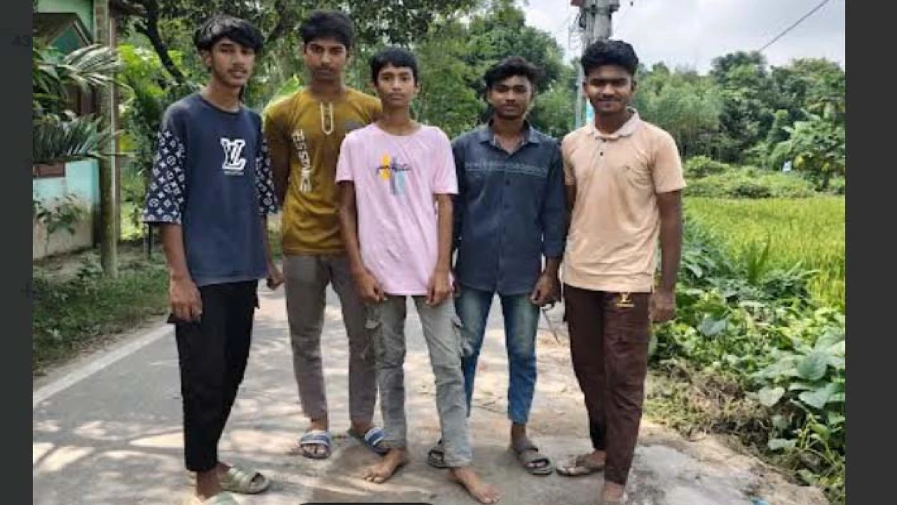 টিফিনের টাকায় রংপুরে পাঁচ শিক্ষার্থীর সড়ক সংষ্কার