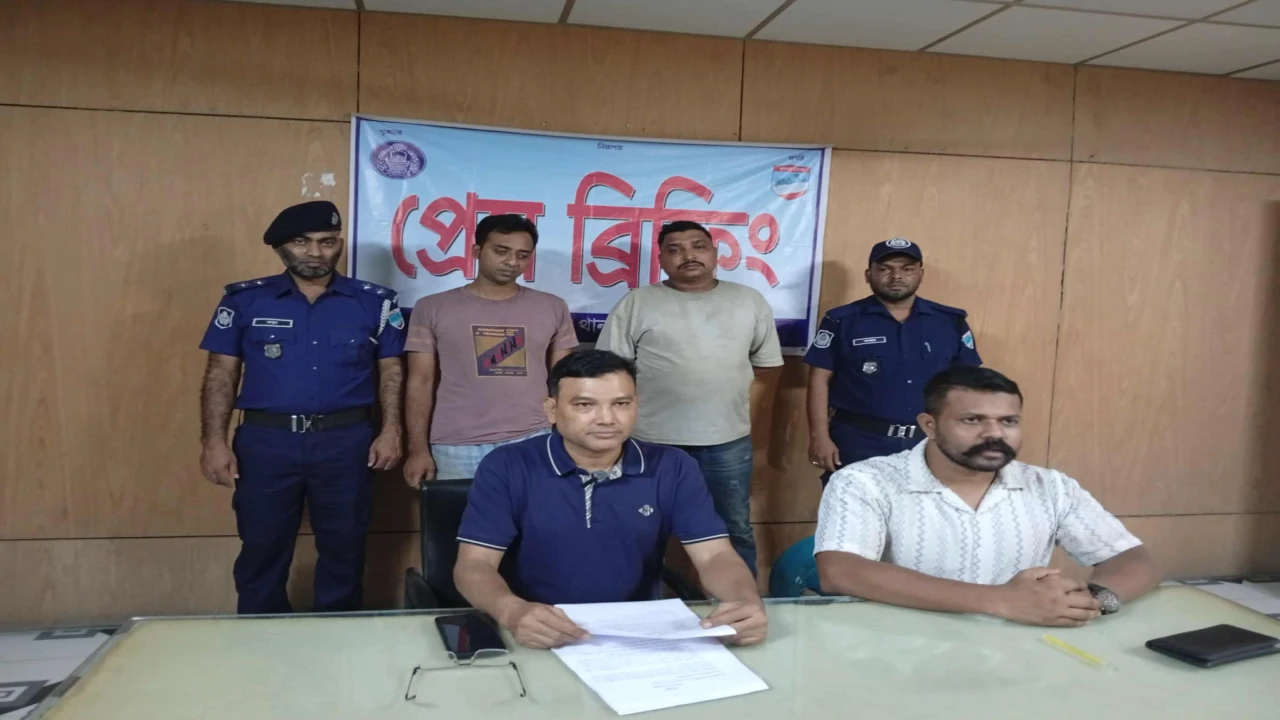 নড়াইলে পুলিশের অভিযানে চোরাই গরুসহ আটক ২...