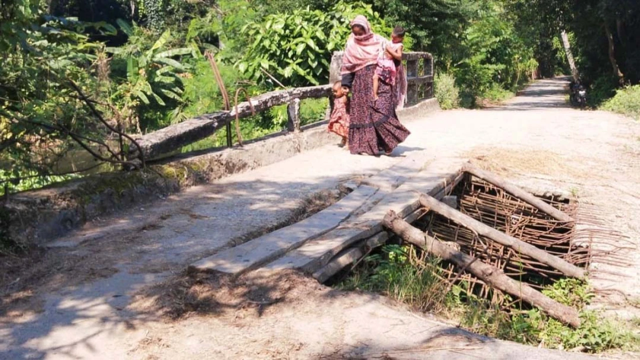 নড়াইলে ঝাঁমারঘোপ সেতুটি এখন মরণ ফাঁদ, জনদুর্ভোগ চরমে 