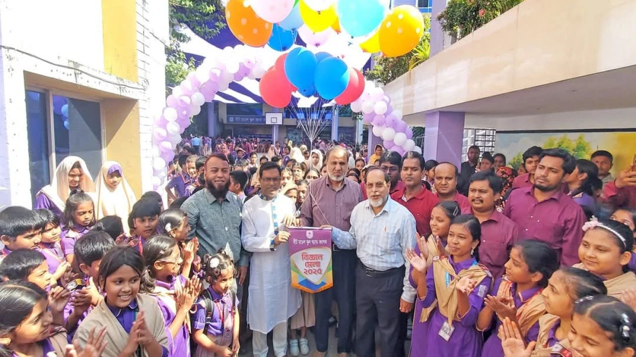 বগুড়ায় বীট মডেল স্কুল অ্যান্ড কলেজে বিজ্ঞান মেলা অ...