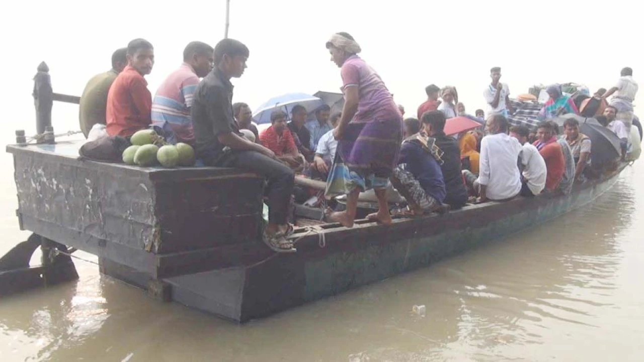 মাসে মাসে খেয়াঘাট ইজারা দিচ্ছে ইজারাদার, অতিরিক্ত ...