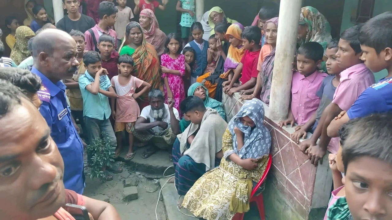 প্রবাসীর স্ত্রীর সঙ্গে আপত্তিকর অবস্থায় পুলিশ সদস্য, বিয়ে দিয়ে মীমাংসা