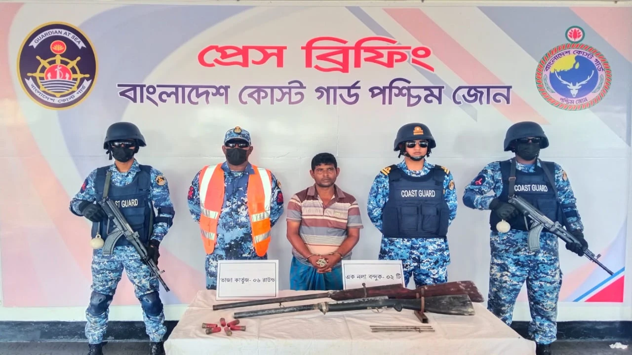 সুন্দরবনের দুর্ধর্ষ ডাকাত রাঙ্গা বাহিনীর প্রধান অস্ত্র ও গোলাবারুদসহ আটক