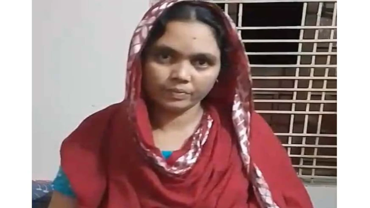 প্রেমের টানে ঘর ছাড়লেন দুই সন্তানের জননী...