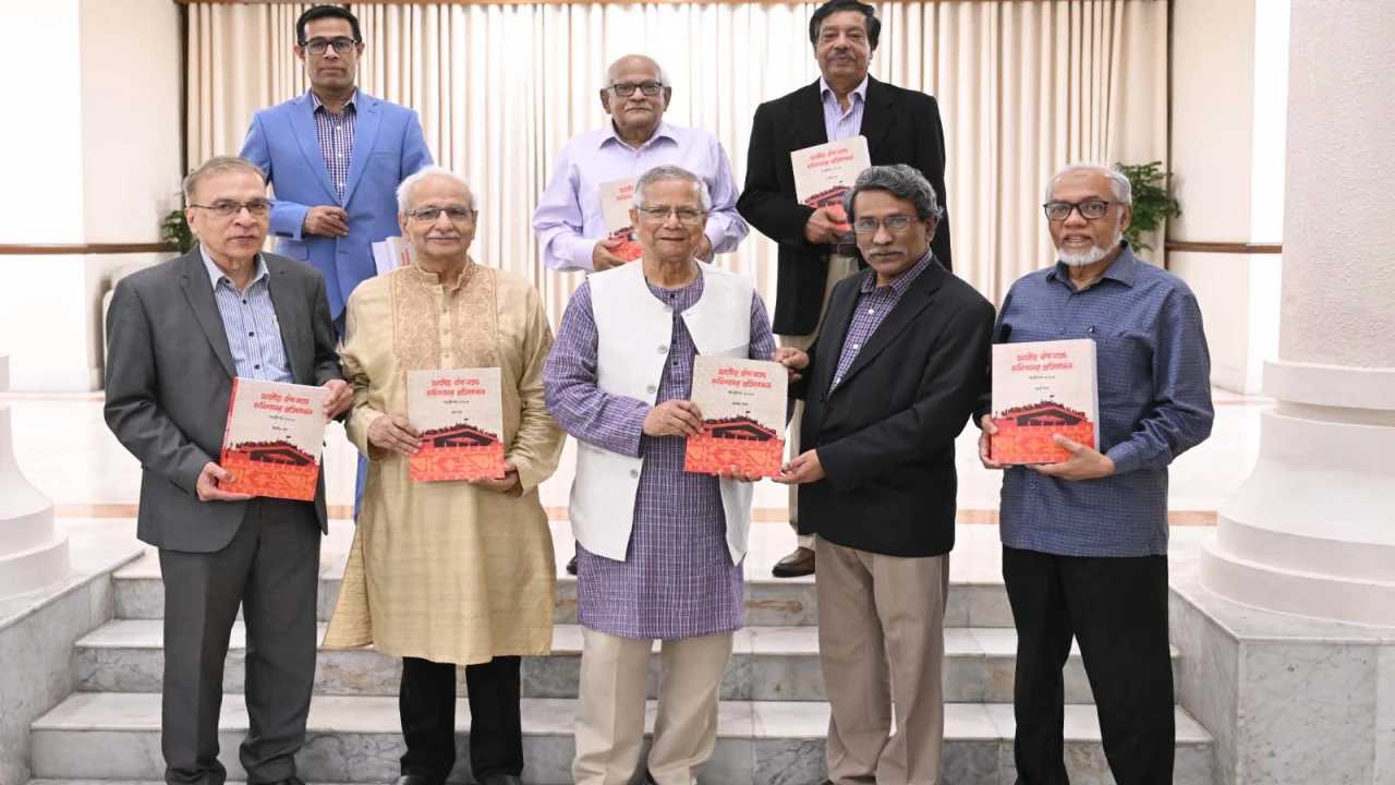 সংস্কার কমিশনের প্রতিবেদন সহজবোধ্য করে জনগণের জন্য উন্মুক্ত করতে প্রধান উপদেষ্টার আহ্বান