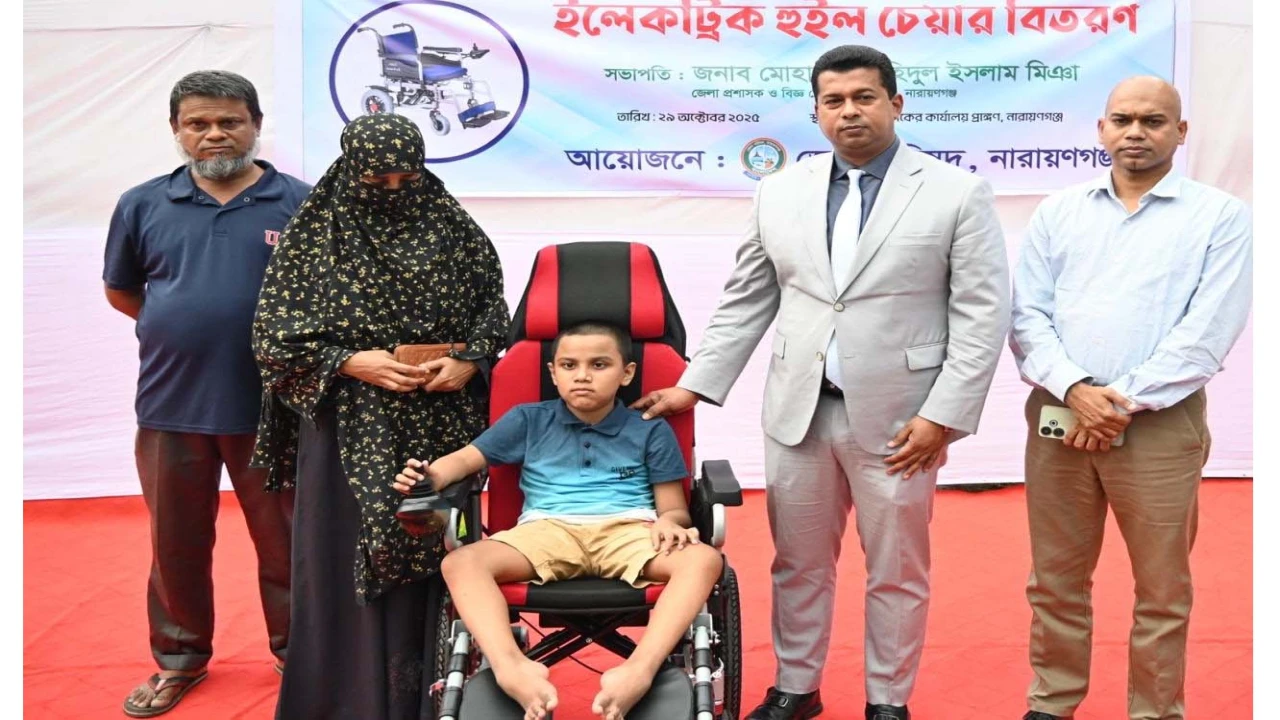 বিরল রোগে আক্রান্ত শিশুর পাশে দাঁড়ালেন নারায়ণগঞ্জের মানবিক ডিসি