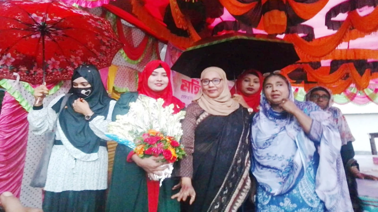 বৃষ্টির মধ্যে মাগুরায় মহিলা দলের সমাবেশ অনুষ্ঠিত...