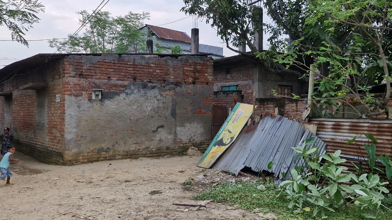 সীমানা প্রাচীর ভেঙে বাড়ি দখলের চেষ্টা, বাধা দিতে গ...