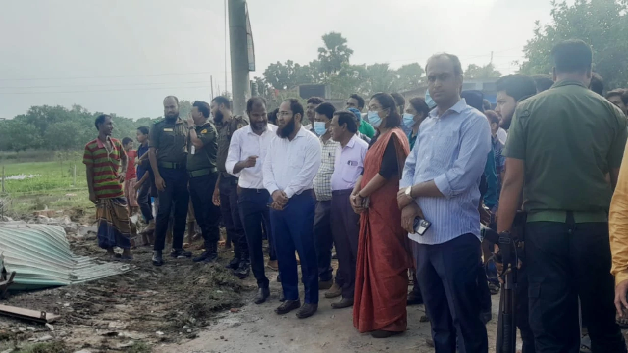 রাজশাহীতে সরকারি খাস জমি থেকে অবৈধ স্থাপনা উচ্ছেদ...