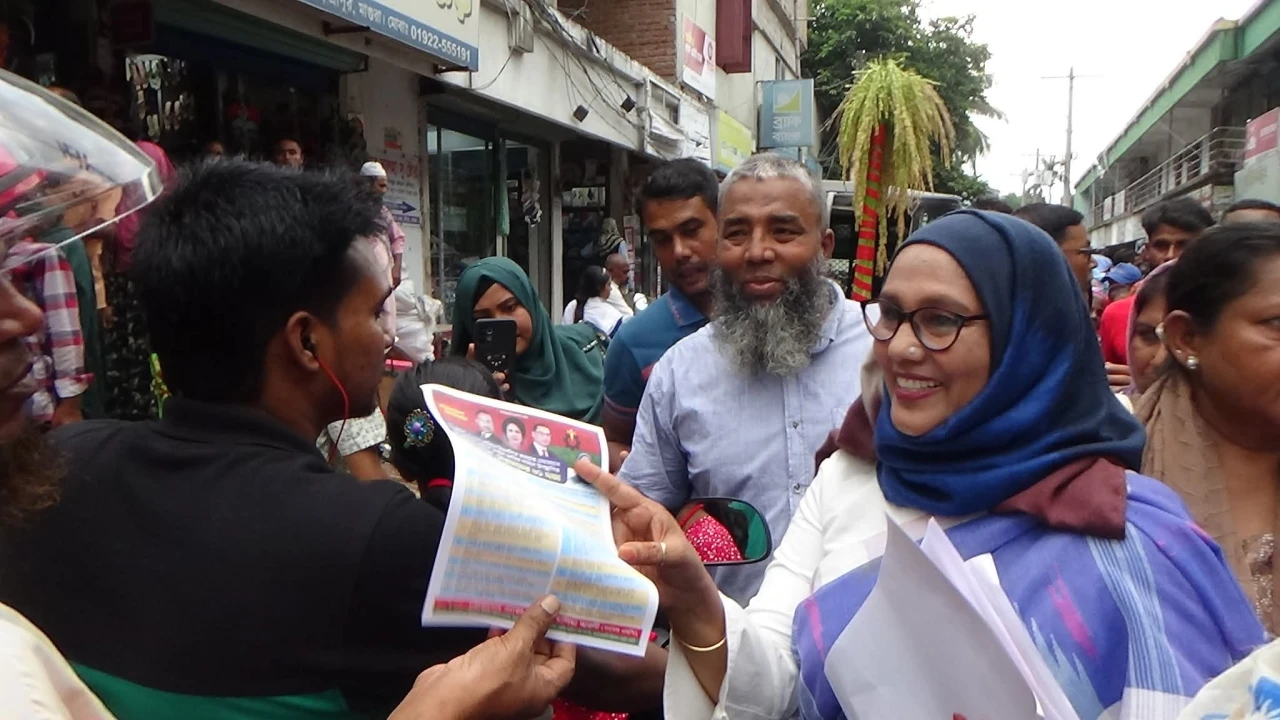 মাগুরার শ্রীপুরে মহিলা দল কর্তৃক ৩১ দফা লিফলেট বিত...