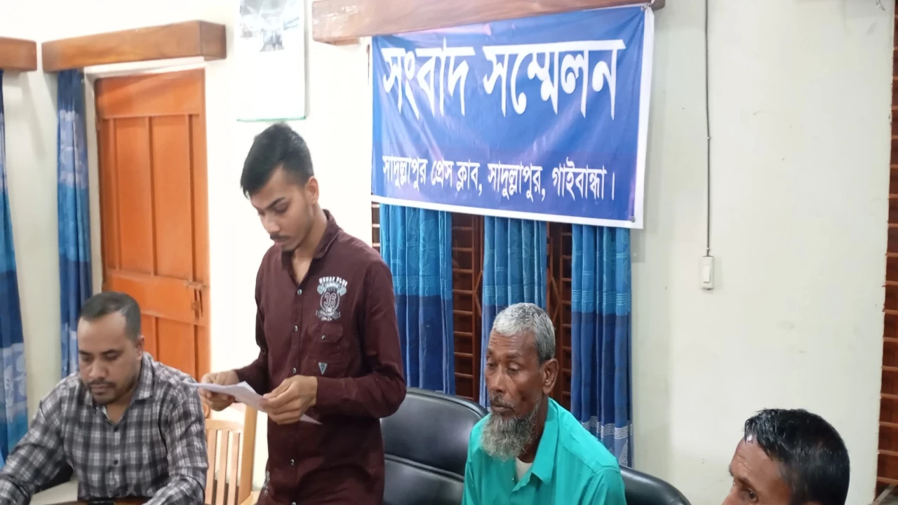 সাদুল্লাপুরে ২ যুবককে হত্যার চেষ্টার প্রতিবাদে সংব...