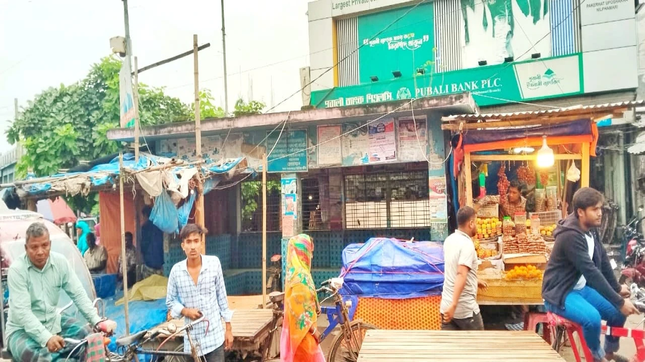 বাজারের যাত্রীছাউনী দখল করে অবৈধ ভাবে বসেছে দোকানপ...