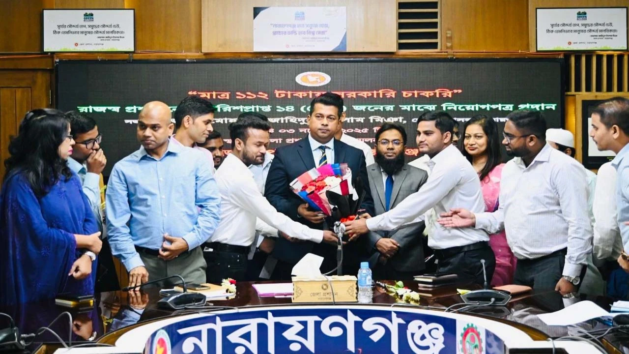 ১১২ টাকায় ১৪ জনকে চাকরি দিয়ে প্রশংসায় ভাসছেন নারায়...