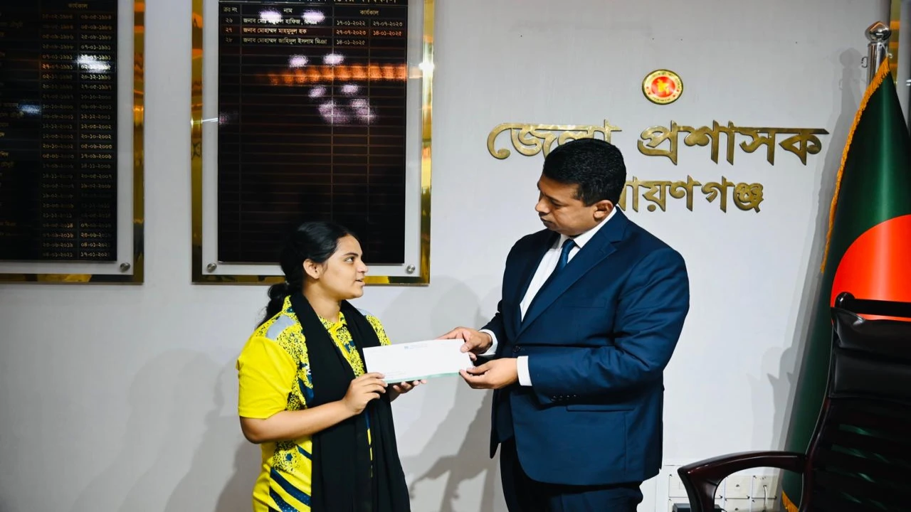 দরিদ্র দুই প্রমিলা ফুটবলারের পাশে দাঁড়ালেন নারায়ণগঞ্জের ডিসি জাহিদুল ইসলাম