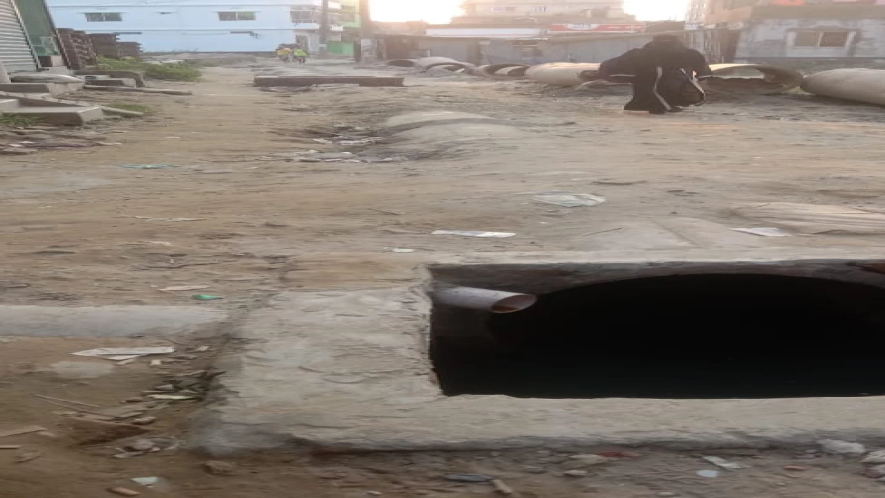 পঞ্চায়েত কমিটি ও এলাকাবাসীর উদ্যোগে রাস্তা এবং সু...