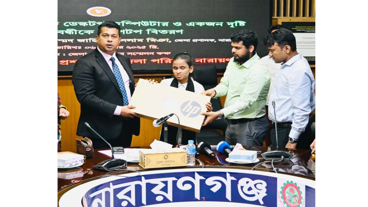 দৃষ্টি প্রতিবন্ধী সালমাকে ল্যাপটপ উপহার মানবিক ডিস...