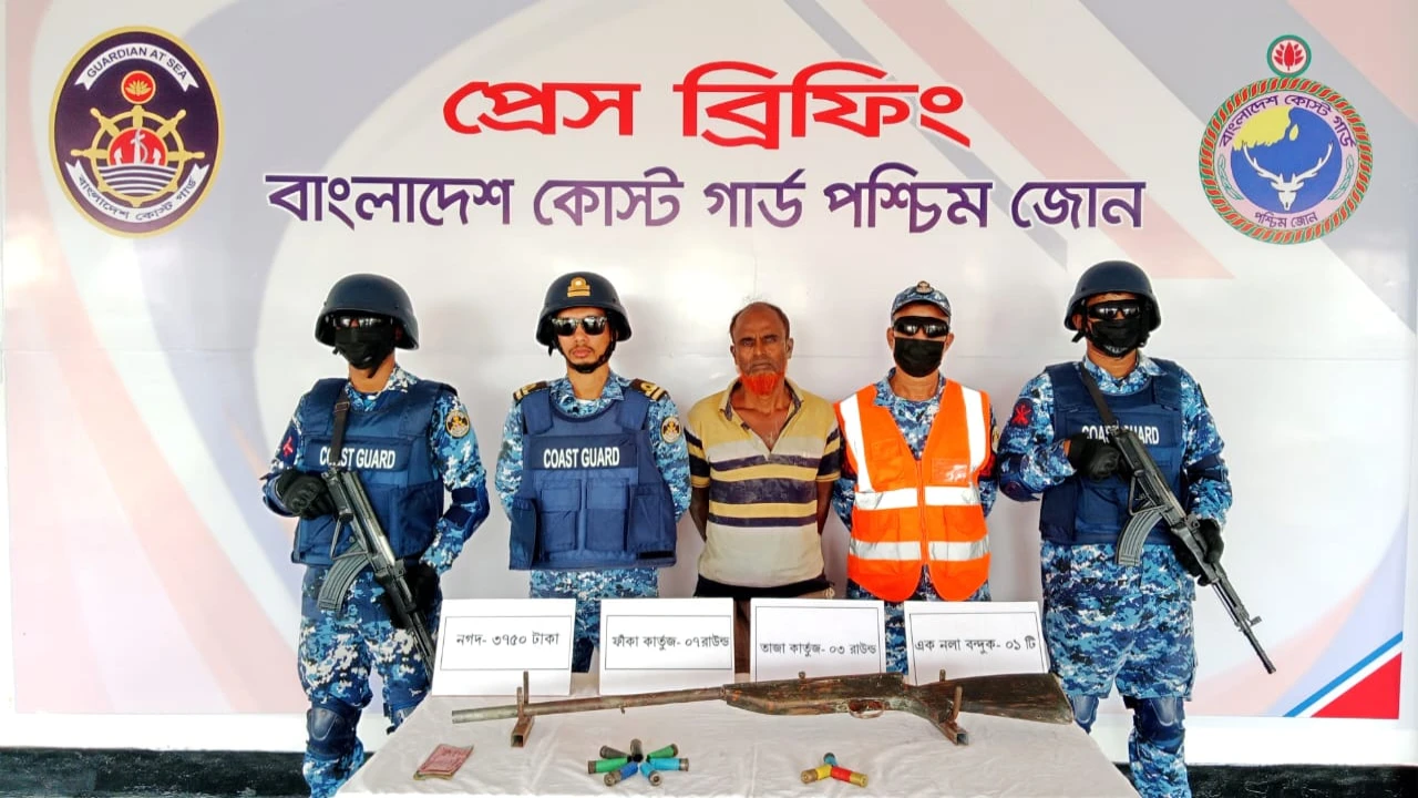 অস্ত্র ও গোলাবারুদসহ সুন্দরবনের দুর্ধর্ষ ডাকাত দুলাভাই বাহিনীর সদস্য আটক 