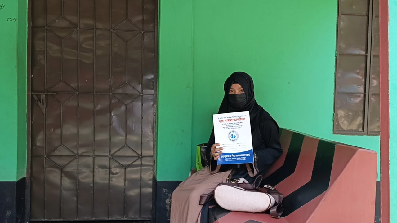 স্ত্রীর স্বীকৃতির দাবীতে স্বামীর বাড়িতে কলেজ ছাত্র...