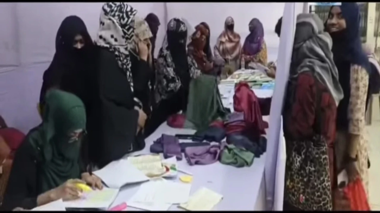 জবিতে ইসলামি ছাত্রীসংস্থার উদ্যোগে ফ্রী হিজাব উপহার