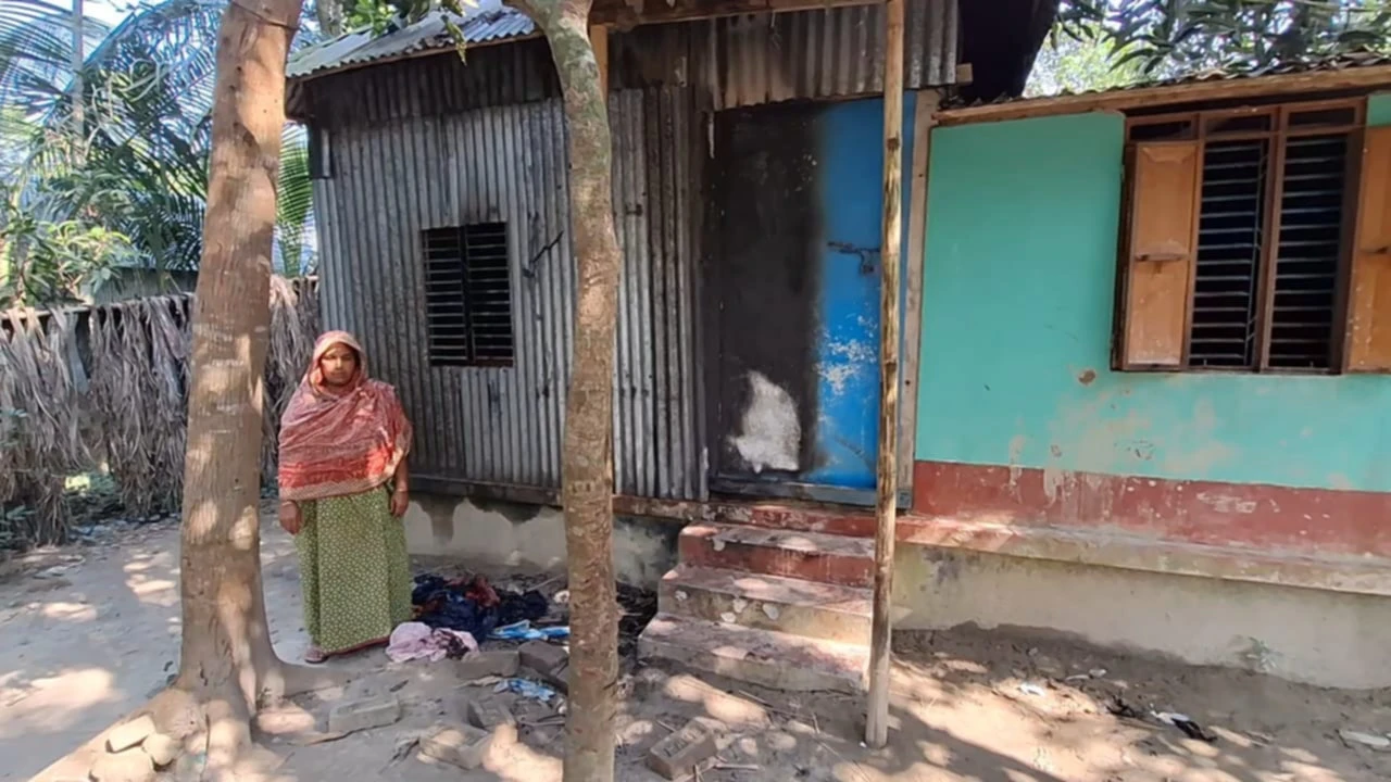 নড়াইলে প্রবাসীর পরিবারকে আগুনে পুড়িয়ে মারার চেষ্টা...