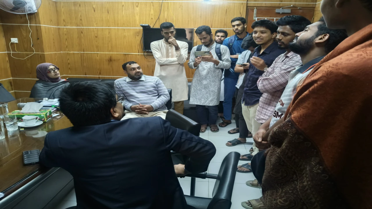 ব্রাকসু নির্বাচনের রোডম্যাপ চেয়ে শিক্ষার্থীদের স্মারকলিপি