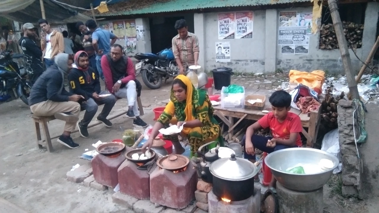 নড়াইলে অলিতে-গলিতে জমে উঠেছে পিঠার দোকান