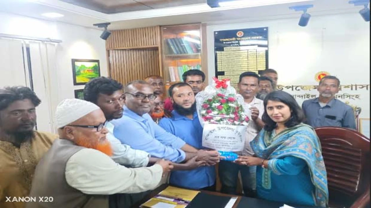 নান্দাইল উপজেলার নবাগত ইউএনওকে ফুলেল শুভেচ্ছা...