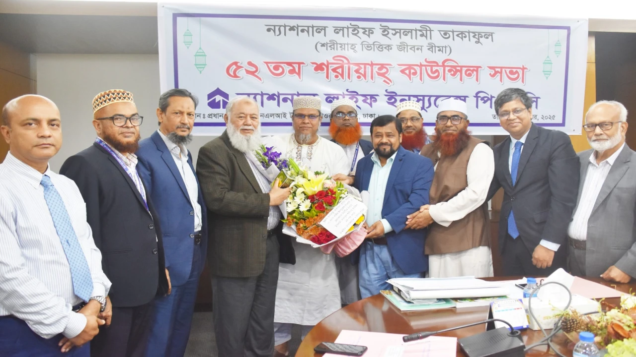 ন্যাশনাল লাইফের চেয়ারম্যানকে শরীয়াহ্ কাউন্সিলের ফুলেল শুভেচ্ছা জ্ঞাপন
