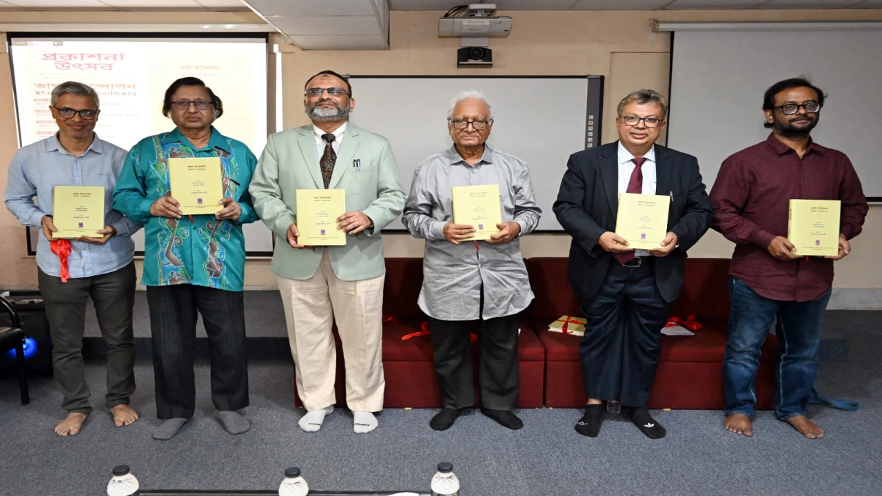 ঢাবি অমর একুশে হলের ১৩জন শিক্ষার্থীকে প্রভোস্ট অ্যাওয়ার্ড এবং ৩৮ জনকে হল ট্রাস্ট ফান্ড বৃত্তি প্রদান