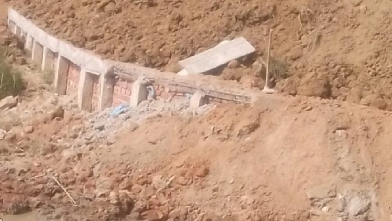 পার্বতীপুরে ব্রিজ নির্মাণে গাফিলতি, দূর্ভোগ জনগণের...