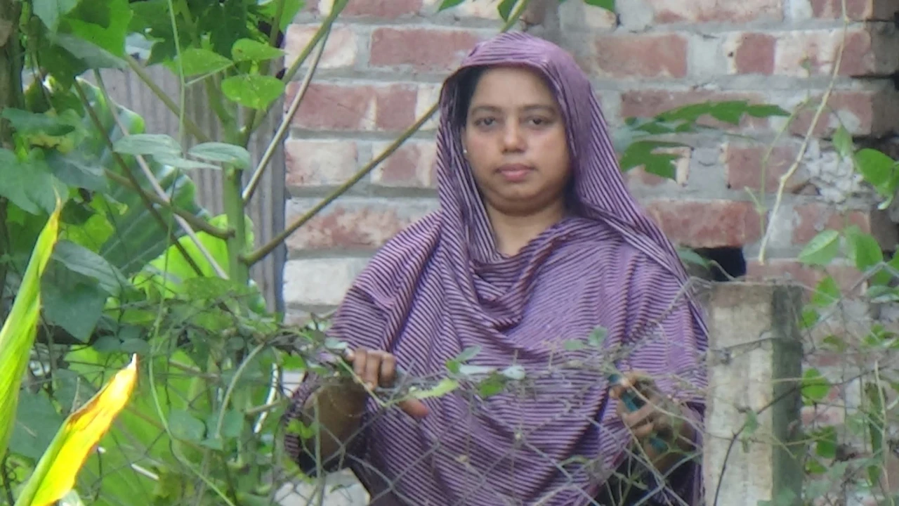 মীরপাড়া মোকামের মোড় এলাকায় ১০ দিন গৃহবন্দী অবস্থায়...