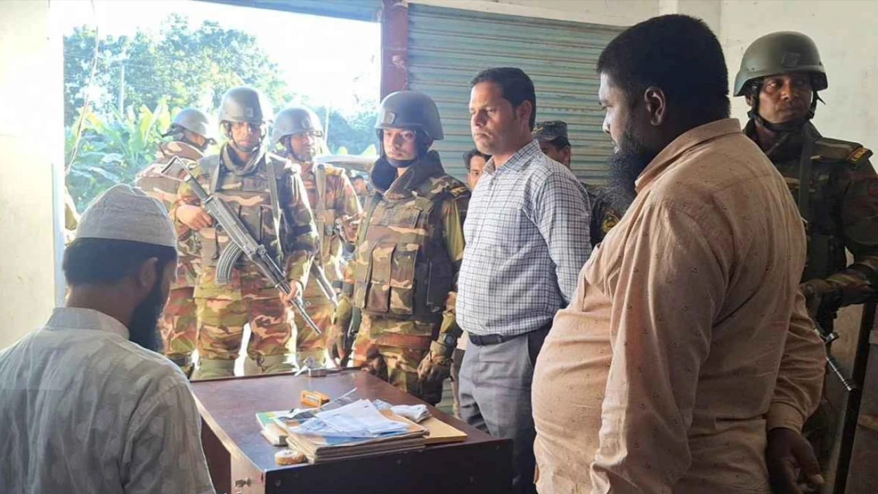 নড়াইলে আড়াই হাজার কেজি পলিথিন জব্দ করে   ধ্বংস, ব্...