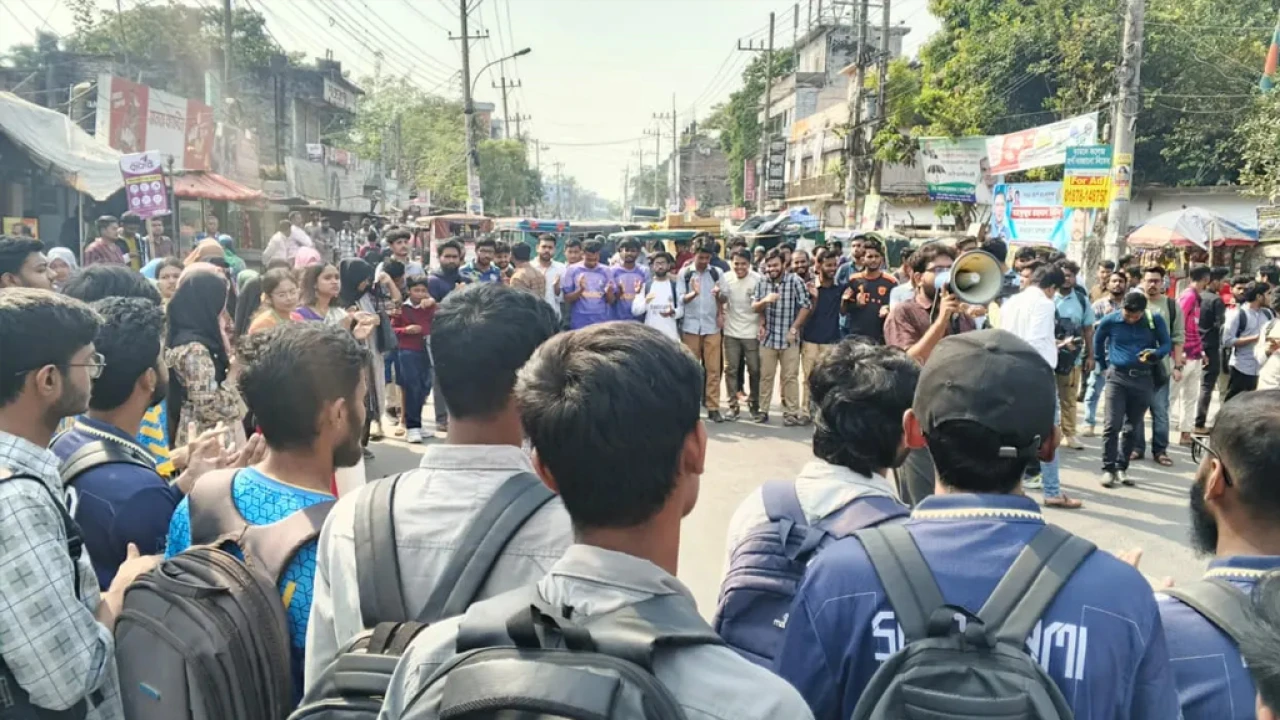 রাবির তিন শিক্ষার্থী হামলায় বিক্ষোভে অচল রাজশাহী–নাটোর মহাসড়ক