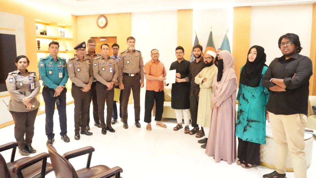 ডিএমপি কমিশনারের সাথে ডাকসু নেতৃবৃন্দের সাক্ষাৎ 