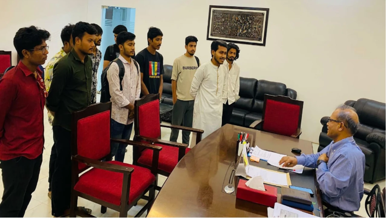 ক্যাম্পাসে মন্দির নির্মাণের দাবিতে উপাচার্যকে স্মারকলিপি দিলেন জকসু ভিপি প্রার্থী চন্দন