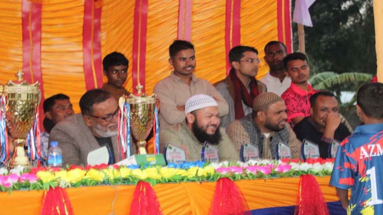 বর্ণাঢ্য আয়োজনে ফুটবল টুর্নামেন্টের উদ্বোধনী ম্যা...