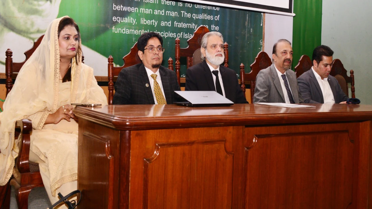 আন্তর্জাতিক ইসলামিক ইউনিভার্সিটি ইসলামাবাদে বাংলাদেশের ড. এ. কে. আজাদের প্রবন্ধ উপস্থাপন