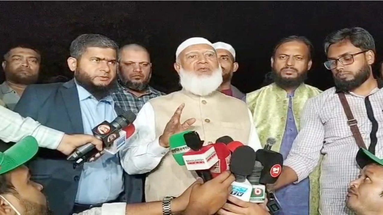 অগ্নিকাণ্ডে ক্ষতিগ্রস্ত কড়াইল বস্তি পরিদর্শনে জামায়াতের আমীরে