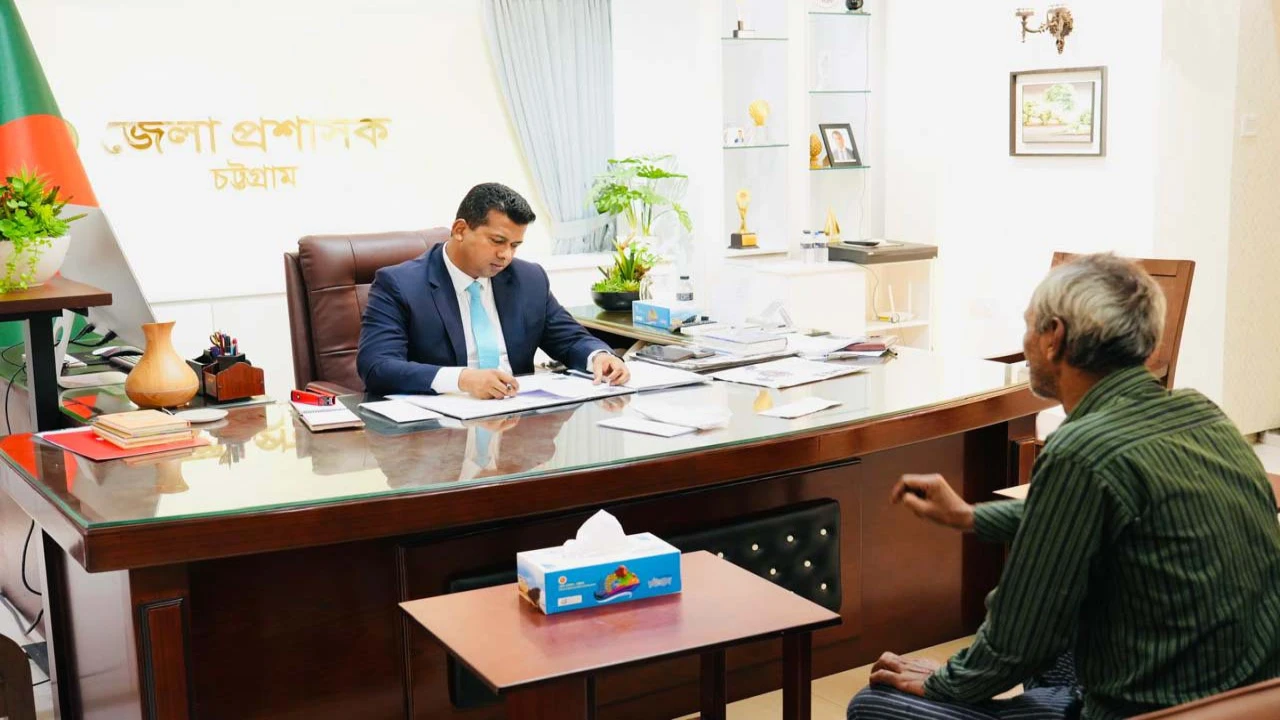 চিকিৎসাহীন মানুষের  আশ্রয়—চট্টগ্রামের মানবিক ডিসি