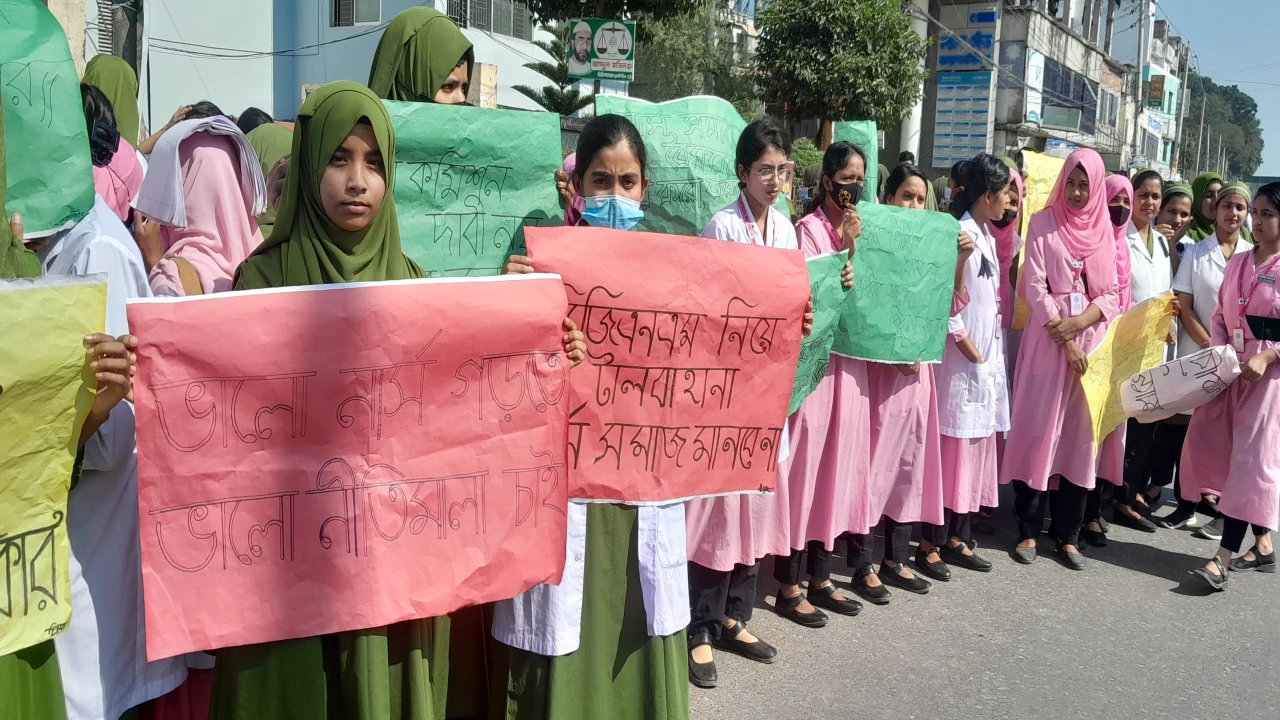 মাগুরায় ৮ দফা দাবীতে নার্সেস অ্যাসোসিয়েশনের বিক্ষ...