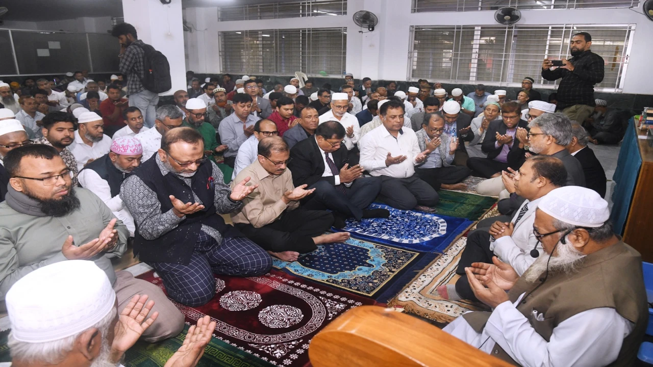 সাবেক প্রধানমন্ত্রী বেগম খালেদা জিয়ার রোগমুক্তির জন্য ঢাবিতে দোয়া মাহফিল