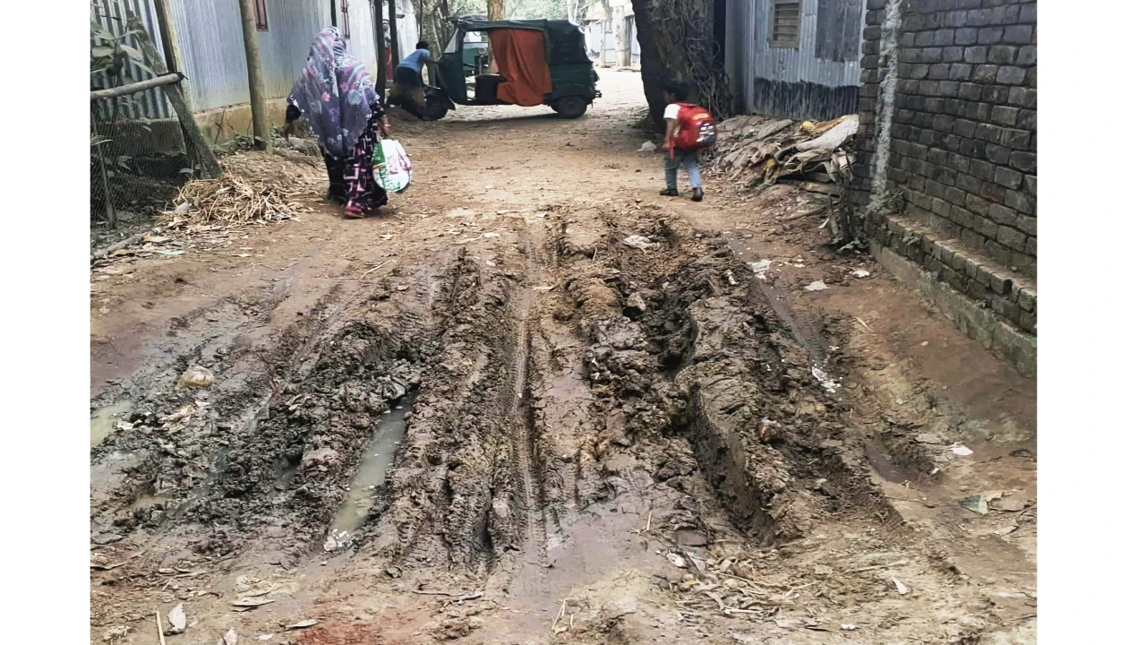 তাড়াশ পৌর শহরে পাকা রাস্তার মধ্যে কাদার ভাগাড়, তিন...