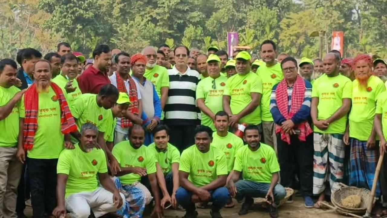 স্বেচ্ছাশ্রমে খেলার মাঠ সংস্কার করেন বিএনপির নেতাক...