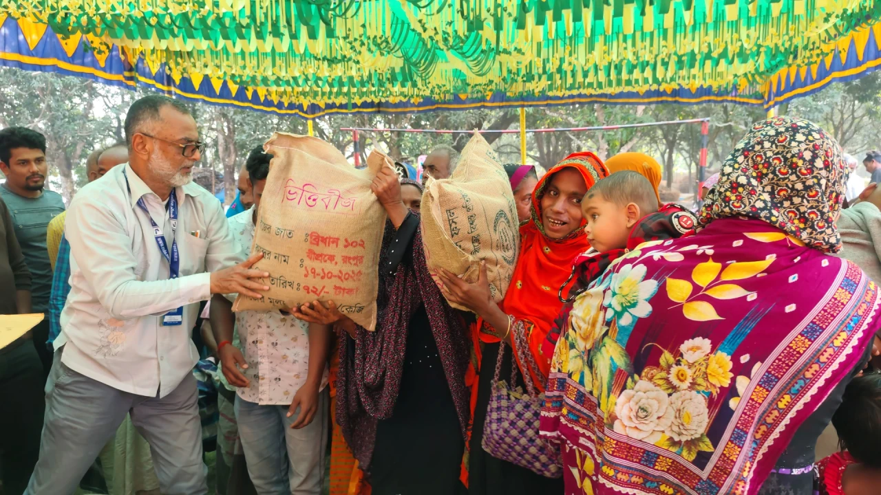 ঠাকুরগাঁওয়ে ৪০০ কৃষকের মাঝে বিনামূল্যে প্রশিক্ষণ ...
