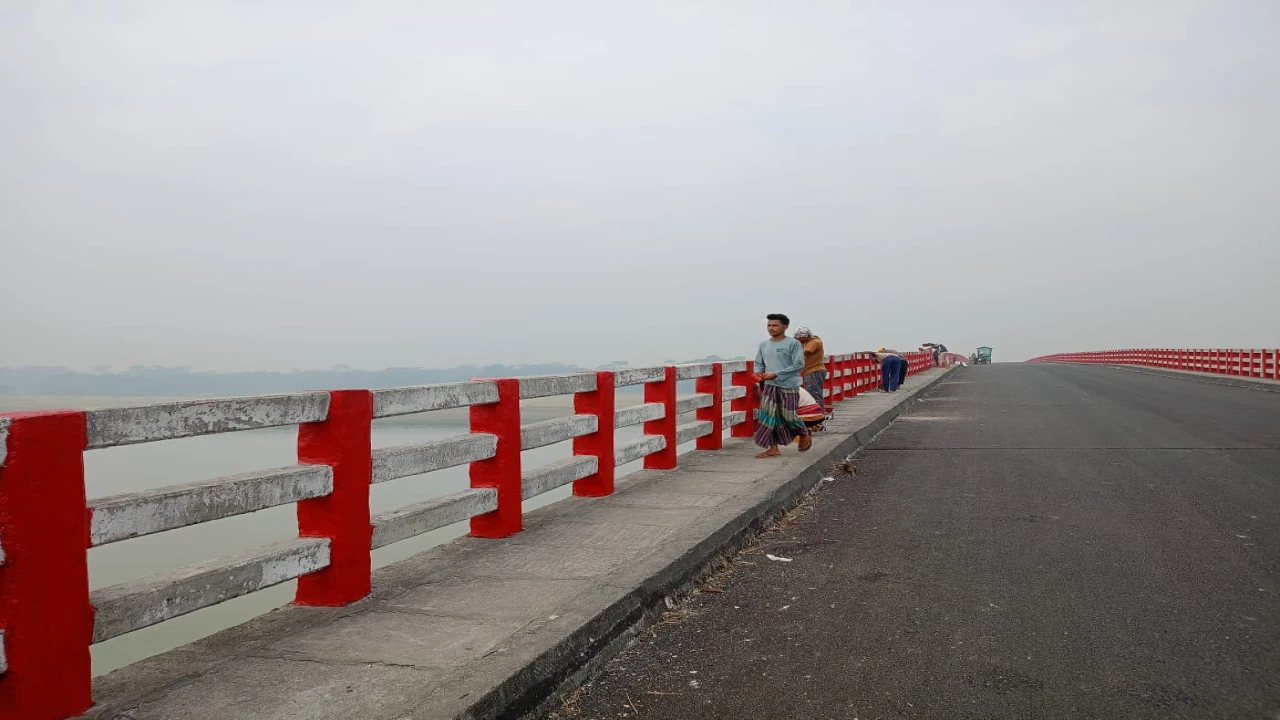 মুলাদীতে নাজিরপুর সৌহার্দ্য সেতুর নাম পাল্টে ‘৩৬ জ...