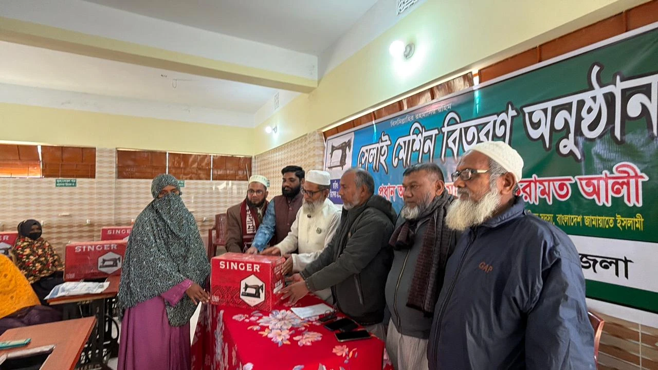 শিবগঞ্জে জামায়াতে ইসলামী মনোনীত সংসদ সদস্য প্রার্থী ড. কেরামত আলীর সৌজন্যে সেলাই মেশিন বিতরণ